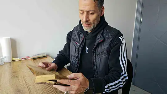 300 yıllık altın varaklı el yazması Kur'an-ı Kerim'e gözü gibi bakıyor