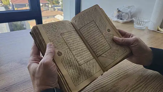300 yıllık altın varaklı el yazması Kur'an-ı Kerim'e gözü gibi bakıyor