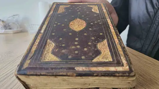 300 yıllık altın varaklı el yazması Kur'an-ı Kerim'e gözü gibi bakıyor