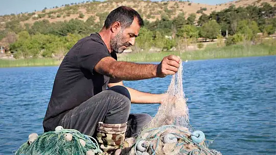 33 yıllık eşiyle 15 yıldır sırt sırta vererek balık avına çıkıyor