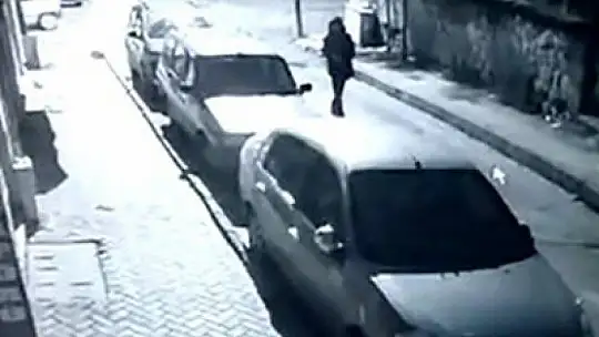 4 İş yerinin camını kırdı