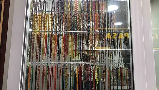 4 metrekarelik dükkana dünyaları sığdırdı