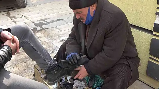 45 Yıldır ayakkabı boyuyor