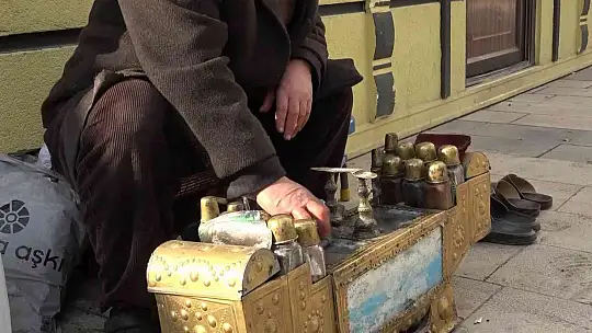 45 Yıldır ayakkabı boyuyor