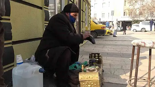 45 Yıldır ayakkabı boyuyor