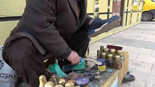45 Yıldır ayakkabı boyuyor
