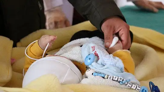 5 aylık bebeğin yuttuğu çengelli iğne operasyonla çıkarıldı