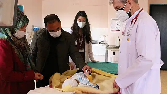 5 aylık bebeğin yuttuğu çengelli iğne operasyonla çıkarıldı