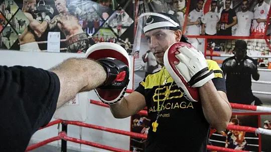 57 yaşında kick boksta gençlere taş çıkartıyor