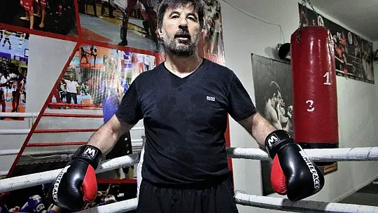 57 yaşında kick boksta gençlere taş çıkartıyor