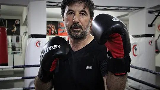 57 yaşında kick boksta gençlere taş çıkartıyor