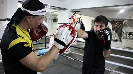 57 yaşında kick boksta gençlere taş çıkartıyor