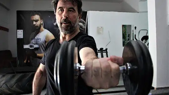 57 yaşında kick boksta gençlere taş çıkartıyor