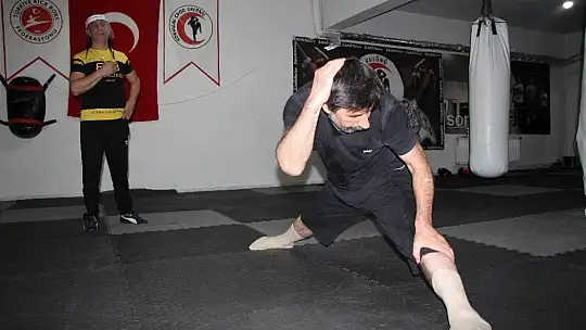 57 yaşında kick boksta gençlere taş çıkartıyor