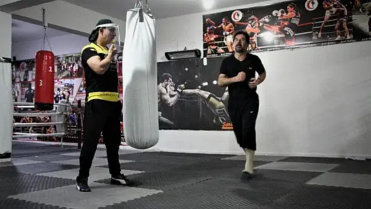 57 yaşında kick boksta gençlere taş çıkartıyor
