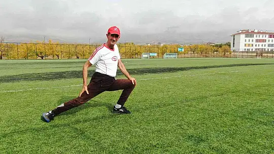 58 yaşındaki muhtar gençlere taş çıkartıyor..