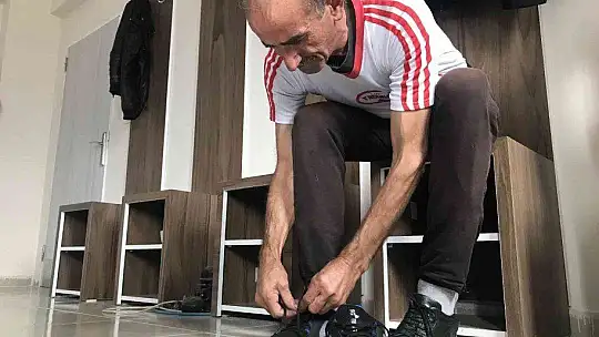 58 yaşındaki muhtar gençlere taş çıkartıyor..