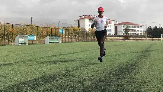 58 yaşındaki muhtar gençlere taş çıkartıyor..