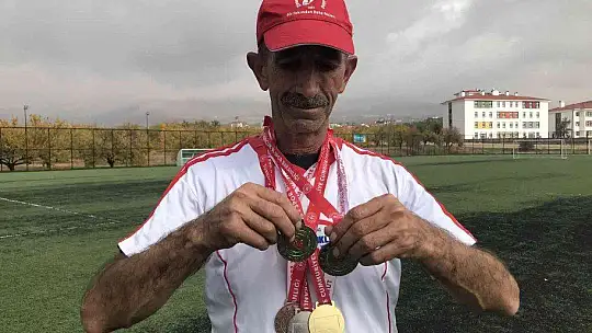58 yaşındaki muhtar gençlere taş çıkartıyor..