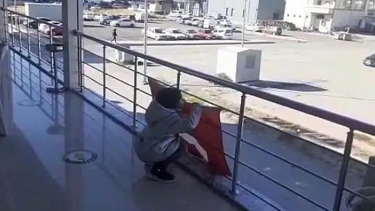 6 yaşındaki kızın bayrak sevgisi..