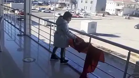6 yaşındaki kızın bayrak sevgisi..