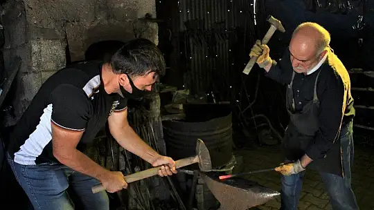 62 yaşında, 45 yıldır ekmeğini demire şekil vererek kazanıyor
