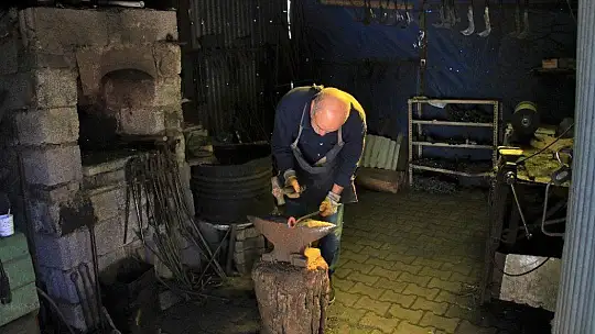 62 yaşında, 45 yıldır ekmeğini demire şekil vererek kazanıyor