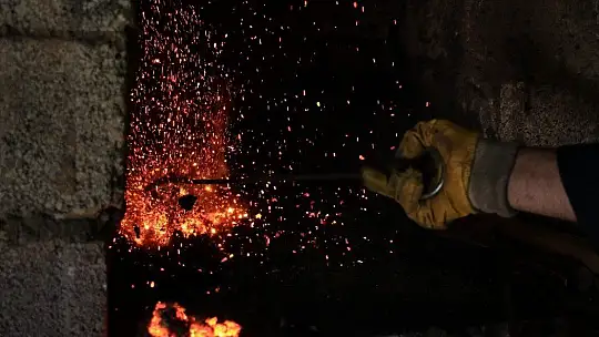 62 yaşında, 45 yıldır ekmeğini demire şekil vererek kazanıyor