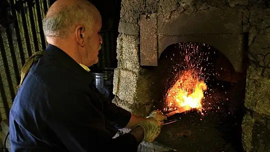 62 yaşında, 45 yıldır ekmeğini demire şekil vererek kazanıyor