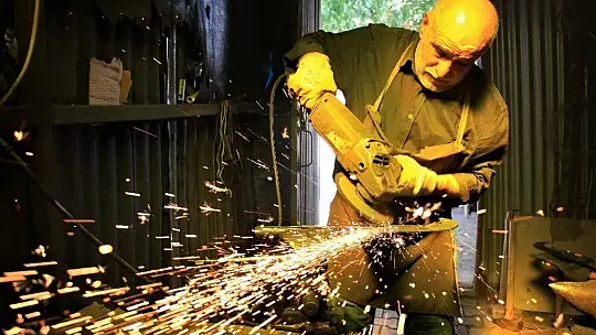 62 yaşında, 45 yıldır ekmeğini demire şekil vererek kazanıyor
