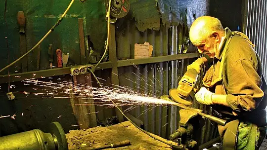 62 yaşında, 45 yıldır ekmeğini demire şekil vererek kazanıyor