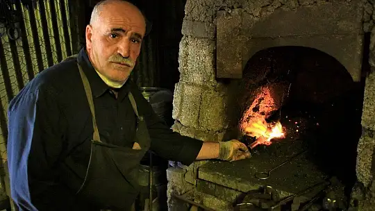 62 yaşında, 45 yıldır ekmeğini demire şekil vererek kazanıyor