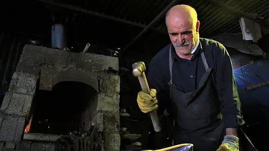 62 yaşında, 45 yıldır ekmeğini demire şekil vererek kazanıyor
