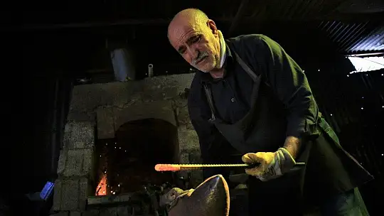 62 yaşında, 45 yıldır ekmeğini demire şekil vererek kazanıyor