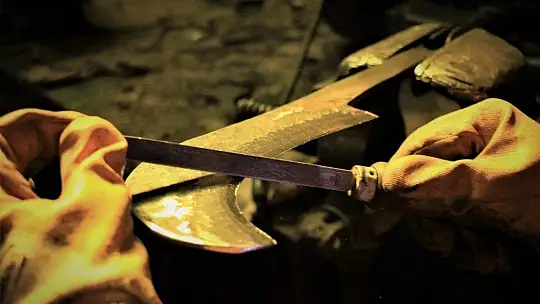 62 yaşında, 45 yıldır ekmeğini demire şekil vererek kazanıyor