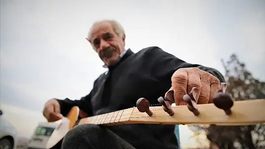 Saz Teknesi Yapıp Fransa'ya Bile Satıyor