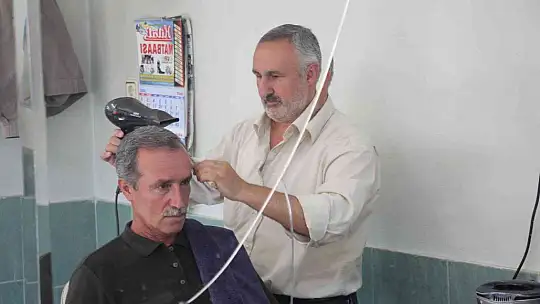 7 yaşında tabureye çıkarak başladı, yarım asırdır makas sallıyor