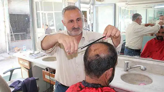 7 yaşında tabureye çıkarak başladı, yarım asırdır makas sallıyor