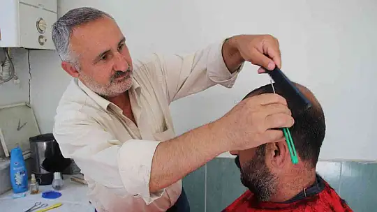 7 yaşında tabureye çıkarak başladı, yarım asırdır makas sallıyor