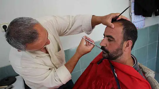 7 yaşında tabureye çıkarak başladı, yarım asırdır makas sallıyor