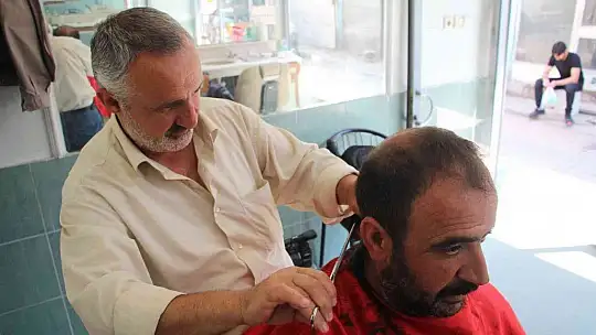 7 yaşında tabureye çıkarak başladı, yarım asırdır makas sallıyor