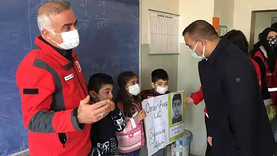 8 yaşındaki Ömer'in seçim vaatleri, belediye başkanını bile şaşırttı