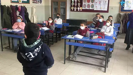 8 yaşındaki Ömer'in seçim vaatleri, belediye başkanını bile şaşırttı