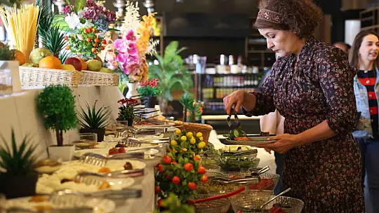 90 çeşit kahvaltıyla önce müşterilerin ardından da hayvanların karınlarını doyuruyorlar