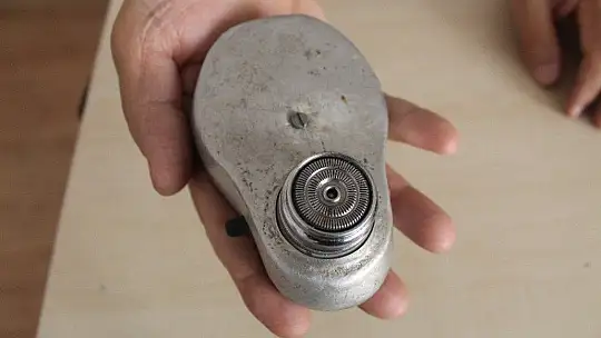 90 yıllık kurmalı tıraş makinesini 150 bin TL'ye satışa çıkardı