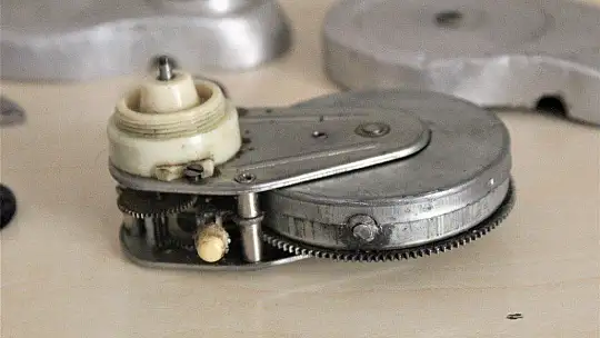 90 yıllık kurmalı tıraş makinesini 150 bin TL'ye satışa çıkardı