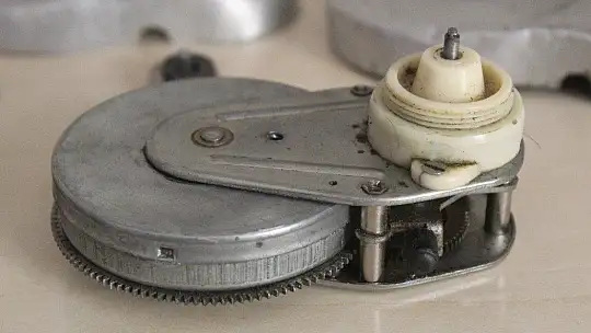90 yıllık kurmalı tıraş makinesini 150 bin TL'ye satışa çıkardı