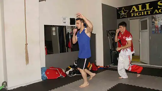 Abi-kardeş, sırt sırta vererek kick boksta şampiyonalara hazırlanıyor