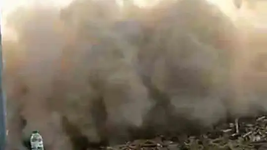 Ağır hasarlı bina ses dalgaları sonrası tek dokunuşla yıkıldı