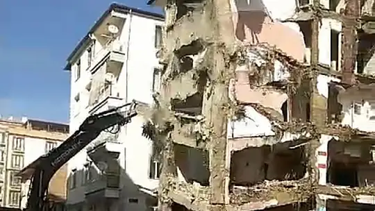 Ağır hasarlı bina ses dalgaları sonrası tek dokunuşla yıkıldı